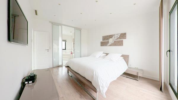 Maison
         5 pièces
        - 150 m² Bien prestige 899 000 € *