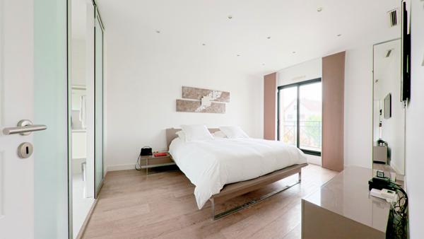 Maison
         5 pièces
        - 150 m² Bien prestige 899 000 € *
