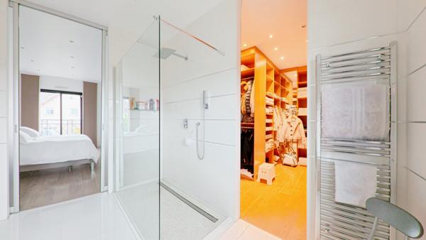 Maison
         5 pièces
        - 150 m² Bien prestige 899 000 € *
