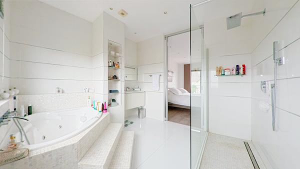 Maison
         5 pièces
        - 150 m² Bien prestige 899 000 € *