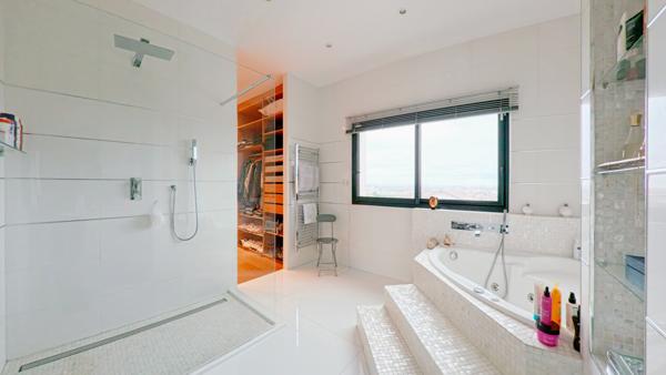 Maison
         5 pièces
        - 150 m² Bien prestige 899 000 € *