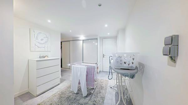 Maison
         5 pièces
        - 150 m² Bien prestige 899 000 € *