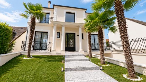 Maison
         5 pièces
        - 150 m² Bien prestige 899 000 € *