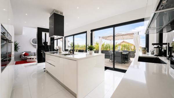 Maison
         5 pièces
        - 150 m² Bien prestige 899 000 € *