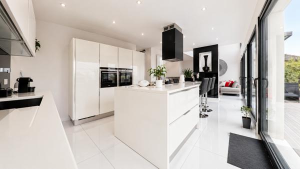 Maison
         5 pièces
        - 150 m² Bien prestige 899 000 € *