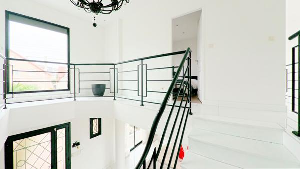 Maison
         5 pièces
        - 150 m² Bien prestige 899 000 € *