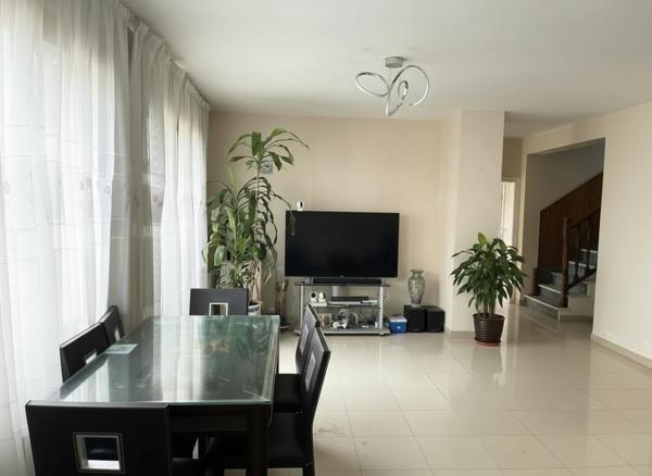maison familiale, 130 m2 avec grand local/atelier  45 m2 Prix : 588 000