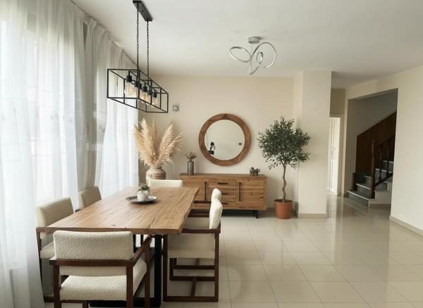maison familiale, 130 m2 avec grand local/atelier  45 m2 Prix : 588 000
