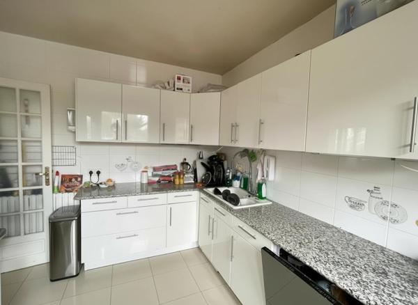 maison familiale, 130 m2 avec grand local/atelier  45 m2 Prix : 588 000