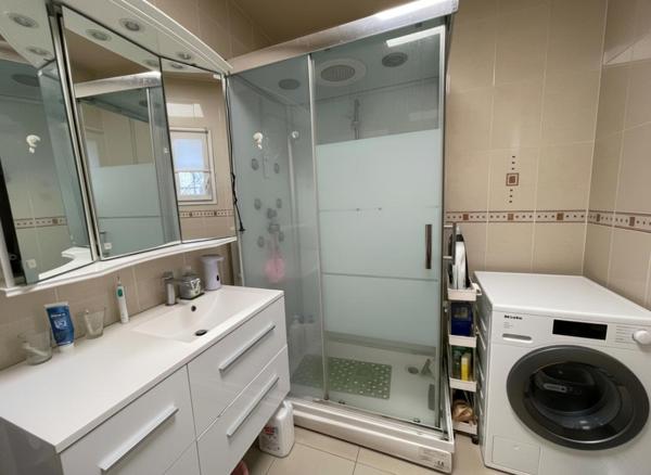 maison familiale, 130 m2 avec grand local/atelier  45 m2 Prix : 588 000