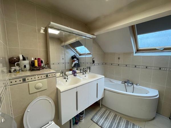 maison familiale, 130 m2 avec grand local/atelier  45 m2 Prix : 588 000