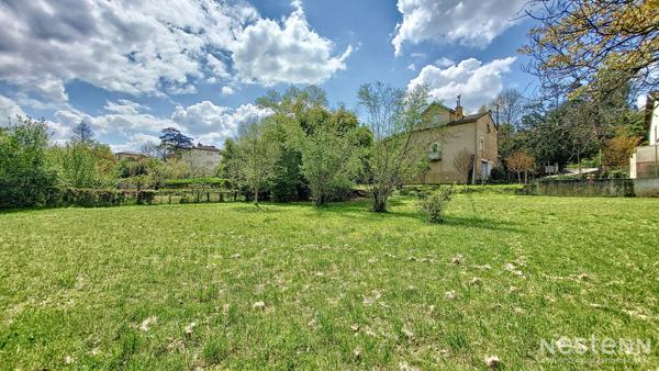 A Vendre Maison de 103 m² avec garages en sous-sol et jardin proche du chemin de Compostelle