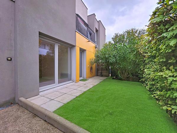 GRAND 2 PIECES AVEC TERRASSE JARDIN PARKING