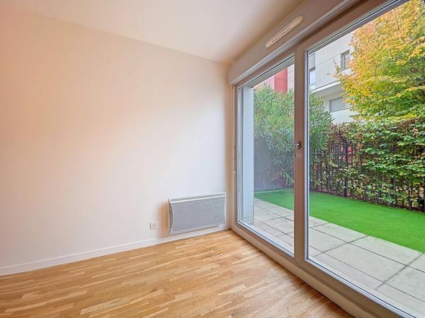 GRAND 2 PIECES AVEC TERRASSE JARDIN PARKING