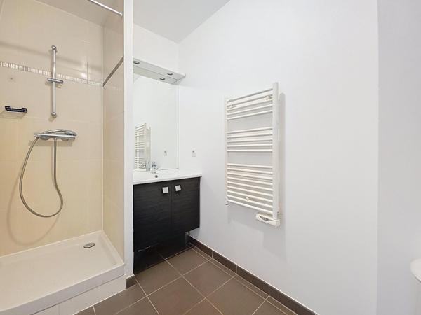 GRAND 2 PIECES AVEC TERRASSE JARDIN PARKING