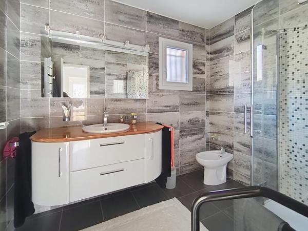 Villa T6 - 4 ch. de 130 m² sur terrain arboré 1300 m²