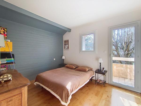 Villa T6 - 4 ch. de 130 m² sur terrain arboré 1300 m²