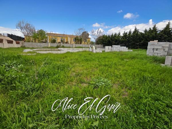 PROCHE CARCASSONNE -Terrain constructible viabilisé de 689 m²