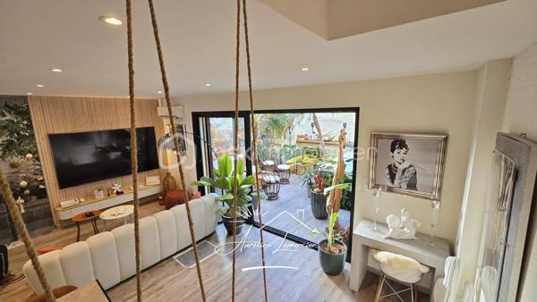Située sur la commune d’Uchaud, cette maison de village d’environ 130 m², entièrement rénovée récemment avec goût, offre un cadre de vie chaleureux, moderne et atypique, où chaque espace a été pensé avec soin.

La maison se développe sur deux niveaux et propose une belle pièce de vie comprenant un salon confortable et une cuisine contemporaine entièrement aménagée, ouverte et conviviale. Les matériaux utilisés et la rénovation apportent une atmosphère élégante et cohérente, avec du parquet dans la majorité des pièces, renforçant le cachet du bien.

L’espace nuit se compose de trois chambres, idéales pour une famille ou pour accueillir bureau et chambre d’amis. La salle d’eau, entièrement rénovée, séduit par son style moderne et ses finitions soignées.

Le véritable atout de cette maison réside dans son patio intérieur d’environ 25 m², couvert par une verrière, créant un espace de vie unique, utilisable toute l’année. Véritable pièce supplémentaire, ce patio accueille un jacuzzi quatre places, offrant un espace détente intimiste, à l’abri des regards, entre intérieur et extérieur. Une coursive type balcon vient également compléter les espaces extérieurs.

Côté confort, la maison est équipée d’un chauffage individuel par climatisation réversible, présent dans toutes les pièces, d’un ballon d’eau chaude, de menuiseries en double vitrage et de volets roulants électriques. Aucun travaux n’est à prévoir.

Enfin, le bien dispose d’un garage ainsi que de deux places de stationnement extérieures, un réel avantage pour une maison de village.

Une maison rénovée avec caractère, aux prestations actuelles, offrant un cadre de vie rare sur le secteur.

Pour plus d’informations ou organiser une visite, je suis disponible 24h/24 et 7j/7.
Contactez-moi directement au O6 20 75 00 O7.