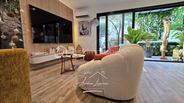 Située sur la commune d’Uchaud, cette maison de village d’environ 130 m², entièrement rénovée récemment avec goût, offre un cadre de vie chaleureux, moderne et atypique, où chaque espace a été pensé avec soin.

La maison se développe sur deux niveaux et propose une belle pièce de vie comprenant un salon confortable et une cuisine contemporaine entièrement aménagée, ouverte et conviviale. Les matériaux utilisés et la rénovation apportent une atmosphère élégante et cohérente, avec du parquet dans la majorité des pièces, renforçant le cachet du bien.

L’espace nuit se compose de trois chambres, idéales pour une famille ou pour accueillir bureau et chambre d’amis. La salle d’eau, entièrement rénovée, séduit par son style moderne et ses finitions soignées.

Le véritable atout de cette maison réside dans son patio intérieur d’environ 25 m², couvert par une verrière, créant un espace de vie unique, utilisable toute l’année. Véritable pièce supplémentaire, ce patio accueille un jacuzzi quatre places, offrant un espace détente intimiste, à l’abri des regards, entre intérieur et extérieur. Une coursive type balcon vient également compléter les espaces extérieurs.

Côté confort, la maison est équipée d’un chauffage individuel par climatisation réversible, présent dans toutes les pièces, d’un ballon d’eau chaude, de menuiseries en double vitrage et de volets roulants électriques. Aucun travaux n’est à prévoir.

Enfin, le bien dispose d’un garage ainsi que de deux places de stationnement extérieures, un réel avantage pour une maison de village.

Une maison rénovée avec caractère, aux prestations actuelles, offrant un cadre de vie rare sur le secteur.

Pour plus d’informations ou organiser une visite, je suis disponible 24h/24 et 7j/7.
Contactez-moi directement au O6 20 75 00 O7.