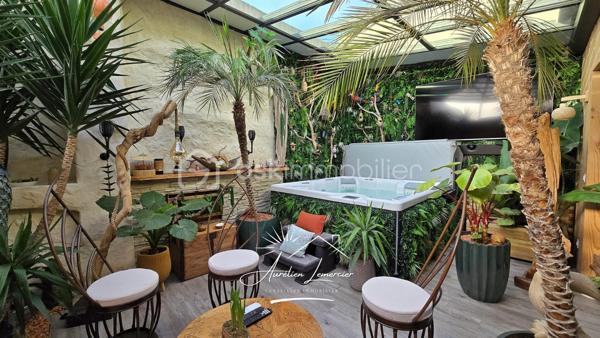 Située sur la commune d’Uchaud, cette maison de village d’environ 130 m², entièrement rénovée récemment avec goût, offre un cadre de vie chaleureux, moderne et atypique, où chaque espace a été pensé avec soin.

La maison se développe sur deux niveaux et propose une belle pièce de vie comprenant un salon confortable et une cuisine contemporaine entièrement aménagée, ouverte et conviviale. Les matériaux utilisés et la rénovation apportent une atmosphère élégante et cohérente, avec du parquet dans la majorité des pièces, renforçant le cachet du bien.

L’espace nuit se compose de trois chambres, idéales pour une famille ou pour accueillir bureau et chambre d’amis. La salle d’eau, entièrement rénovée, séduit par son style moderne et ses finitions soignées.

Le véritable atout de cette maison réside dans son patio intérieur d’environ 25 m², couvert par une verrière, créant un espace de vie unique, utilisable toute l’année. Véritable pièce supplémentaire, ce patio accueille un jacuzzi quatre places, offrant un espace détente intimiste, à l’abri des regards, entre intérieur et extérieur. Une coursive type balcon vient également compléter les espaces extérieurs.

Côté confort, la maison est équipée d’un chauffage individuel par climatisation réversible, présent dans toutes les pièces, d’un ballon d’eau chaude, de menuiseries en double vitrage et de volets roulants électriques. Aucun travaux n’est à prévoir.

Enfin, le bien dispose d’un garage ainsi que de deux places de stationnement extérieures, un réel avantage pour une maison de village.

Une maison rénovée avec caractère, aux prestations actuelles, offrant un cadre de vie rare sur le secteur.

Pour plus d’informations ou organiser une visite, je suis disponible 24h/24 et 7j/7.
Contactez-moi directement au O6 20 75 00 O7.