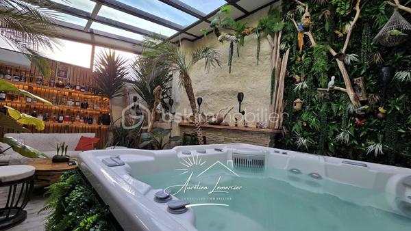 Située sur la commune d’Uchaud, cette maison de village d’environ 130 m², entièrement rénovée récemment avec goût, offre un cadre de vie chaleureux, moderne et atypique, où chaque espace a été pensé avec soin.

La maison se développe sur deux niveaux et propose une belle pièce de vie comprenant un salon confortable et une cuisine contemporaine entièrement aménagée, ouverte et conviviale. Les matériaux utilisés et la rénovation apportent une atmosphère élégante et cohérente, avec du parquet dans la majorité des pièces, renforçant le cachet du bien.

L’espace nuit se compose de trois chambres, idéales pour une famille ou pour accueillir bureau et chambre d’amis. La salle d’eau, entièrement rénovée, séduit par son style moderne et ses finitions soignées.

Le véritable atout de cette maison réside dans son patio intérieur d’environ 25 m², couvert par une verrière, créant un espace de vie unique, utilisable toute l’année. Véritable pièce supplémentaire, ce patio accueille un jacuzzi quatre places, offrant un espace détente intimiste, à l’abri des regards, entre intérieur et extérieur. Une coursive type balcon vient également compléter les espaces extérieurs.

Côté confort, la maison est équipée d’un chauffage individuel par climatisation réversible, présent dans toutes les pièces, d’un ballon d’eau chaude, de menuiseries en double vitrage et de volets roulants électriques. Aucun travaux n’est à prévoir.

Enfin, le bien dispose d’un garage ainsi que de deux places de stationnement extérieures, un réel avantage pour une maison de village.

Une maison rénovée avec caractère, aux prestations actuelles, offrant un cadre de vie rare sur le secteur.

Pour plus d’informations ou organiser une visite, je suis disponible 24h/24 et 7j/7.
Contactez-moi directement au O6 20 75 00 O7.