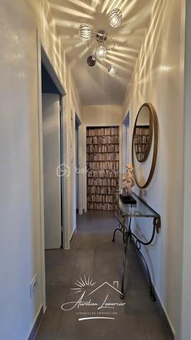 Située sur la commune d’Uchaud, cette maison de village d’environ 130 m², entièrement rénovée récemment avec goût, offre un cadre de vie chaleureux, moderne et atypique, où chaque espace a été pensé avec soin.

La maison se développe sur deux niveaux et propose une belle pièce de vie comprenant un salon confortable et une cuisine contemporaine entièrement aménagée, ouverte et conviviale. Les matériaux utilisés et la rénovation apportent une atmosphère élégante et cohérente, avec du parquet dans la majorité des pièces, renforçant le cachet du bien.

L’espace nuit se compose de trois chambres, idéales pour une famille ou pour accueillir bureau et chambre d’amis. La salle d’eau, entièrement rénovée, séduit par son style moderne et ses finitions soignées.

Le véritable atout de cette maison réside dans son patio intérieur d’environ 25 m², couvert par une verrière, créant un espace de vie unique, utilisable toute l’année. Véritable pièce supplémentaire, ce patio accueille un jacuzzi quatre places, offrant un espace détente intimiste, à l’abri des regards, entre intérieur et extérieur. Une coursive type balcon vient également compléter les espaces extérieurs.

Côté confort, la maison est équipée d’un chauffage individuel par climatisation réversible, présent dans toutes les pièces, d’un ballon d’eau chaude, de menuiseries en double vitrage et de volets roulants électriques. Aucun travaux n’est à prévoir.

Enfin, le bien dispose d’un garage ainsi que de deux places de stationnement extérieures, un réel avantage pour une maison de village.

Une maison rénovée avec caractère, aux prestations actuelles, offrant un cadre de vie rare sur le secteur.

Pour plus d’informations ou organiser une visite, je suis disponible 24h/24 et 7j/7.
Contactez-moi directement au O6 20 75 00 O7.
