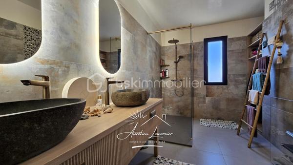 Située sur la commune d’Uchaud, cette maison de village d’environ 130 m², entièrement rénovée récemment avec goût, offre un cadre de vie chaleureux, moderne et atypique, où chaque espace a été pensé avec soin.

La maison se développe sur deux niveaux et propose une belle pièce de vie comprenant un salon confortable et une cuisine contemporaine entièrement aménagée, ouverte et conviviale. Les matériaux utilisés et la rénovation apportent une atmosphère élégante et cohérente, avec du parquet dans la majorité des pièces, renforçant le cachet du bien.

L’espace nuit se compose de trois chambres, idéales pour une famille ou pour accueillir bureau et chambre d’amis. La salle d’eau, entièrement rénovée, séduit par son style moderne et ses finitions soignées.

Le véritable atout de cette maison réside dans son patio intérieur d’environ 25 m², couvert par une verrière, créant un espace de vie unique, utilisable toute l’année. Véritable pièce supplémentaire, ce patio accueille un jacuzzi quatre places, offrant un espace détente intimiste, à l’abri des regards, entre intérieur et extérieur. Une coursive type balcon vient également compléter les espaces extérieurs.

Côté confort, la maison est équipée d’un chauffage individuel par climatisation réversible, présent dans toutes les pièces, d’un ballon d’eau chaude, de menuiseries en double vitrage et de volets roulants électriques. Aucun travaux n’est à prévoir.

Enfin, le bien dispose d’un garage ainsi que de deux places de stationnement extérieures, un réel avantage pour une maison de village.

Une maison rénovée avec caractère, aux prestations actuelles, offrant un cadre de vie rare sur le secteur.

Pour plus d’informations ou organiser une visite, je suis disponible 24h/24 et 7j/7.
Contactez-moi directement au O6 20 75 00 O7.
