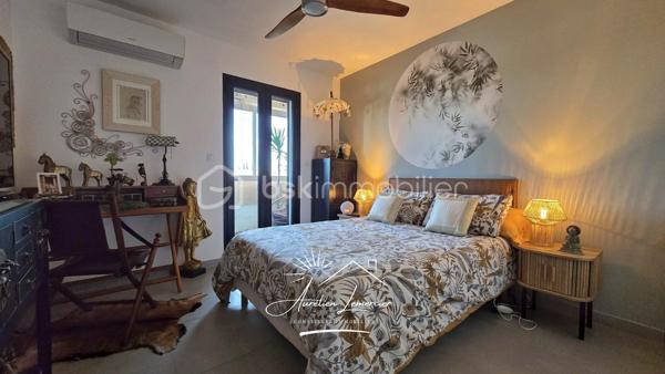 Située sur la commune d’Uchaud, cette maison de village d’environ 130 m², entièrement rénovée récemment avec goût, offre un cadre de vie chaleureux, moderne et atypique, où chaque espace a été pensé avec soin.

La maison se développe sur deux niveaux et propose une belle pièce de vie comprenant un salon confortable et une cuisine contemporaine entièrement aménagée, ouverte et conviviale. Les matériaux utilisés et la rénovation apportent une atmosphère élégante et cohérente, avec du parquet dans la majorité des pièces, renforçant le cachet du bien.

L’espace nuit se compose de trois chambres, idéales pour une famille ou pour accueillir bureau et chambre d’amis. La salle d’eau, entièrement rénovée, séduit par son style moderne et ses finitions soignées.

Le véritable atout de cette maison réside dans son patio intérieur d’environ 25 m², couvert par une verrière, créant un espace de vie unique, utilisable toute l’année. Véritable pièce supplémentaire, ce patio accueille un jacuzzi quatre places, offrant un espace détente intimiste, à l’abri des regards, entre intérieur et extérieur. Une coursive type balcon vient également compléter les espaces extérieurs.

Côté confort, la maison est équipée d’un chauffage individuel par climatisation réversible, présent dans toutes les pièces, d’un ballon d’eau chaude, de menuiseries en double vitrage et de volets roulants électriques. Aucun travaux n’est à prévoir.

Enfin, le bien dispose d’un garage ainsi que de deux places de stationnement extérieures, un réel avantage pour une maison de village.

Une maison rénovée avec caractère, aux prestations actuelles, offrant un cadre de vie rare sur le secteur.

Pour plus d’informations ou organiser une visite, je suis disponible 24h/24 et 7j/7.
Contactez-moi directement au O6 20 75 00 O7.