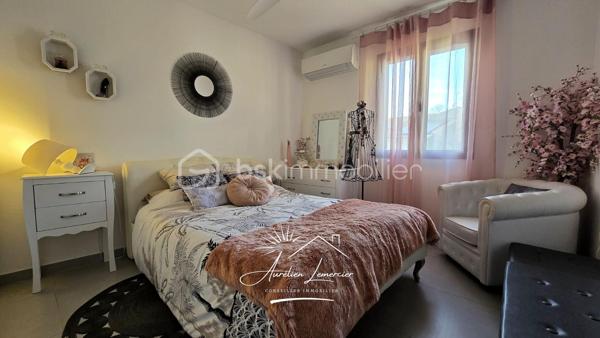 Située sur la commune d’Uchaud, cette maison de village d’environ 130 m², entièrement rénovée récemment avec goût, offre un cadre de vie chaleureux, moderne et atypique, où chaque espace a été pensé avec soin.

La maison se développe sur deux niveaux et propose une belle pièce de vie comprenant un salon confortable et une cuisine contemporaine entièrement aménagée, ouverte et conviviale. Les matériaux utilisés et la rénovation apportent une atmosphère élégante et cohérente, avec du parquet dans la majorité des pièces, renforçant le cachet du bien.

L’espace nuit se compose de trois chambres, idéales pour une famille ou pour accueillir bureau et chambre d’amis. La salle d’eau, entièrement rénovée, séduit par son style moderne et ses finitions soignées.

Le véritable atout de cette maison réside dans son patio intérieur d’environ 25 m², couvert par une verrière, créant un espace de vie unique, utilisable toute l’année. Véritable pièce supplémentaire, ce patio accueille un jacuzzi quatre places, offrant un espace détente intimiste, à l’abri des regards, entre intérieur et extérieur. Une coursive type balcon vient également compléter les espaces extérieurs.

Côté confort, la maison est équipée d’un chauffage individuel par climatisation réversible, présent dans toutes les pièces, d’un ballon d’eau chaude, de menuiseries en double vitrage et de volets roulants électriques. Aucun travaux n’est à prévoir.

Enfin, le bien dispose d’un garage ainsi que de deux places de stationnement extérieures, un réel avantage pour une maison de village.

Une maison rénovée avec caractère, aux prestations actuelles, offrant un cadre de vie rare sur le secteur.

Pour plus d’informations ou organiser une visite, je suis disponible 24h/24 et 7j/7.
Contactez-moi directement au O6 20 75 00 O7.