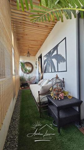 Située sur la commune d’Uchaud, cette maison de village d’environ 130 m², entièrement rénovée récemment avec goût, offre un cadre de vie chaleureux, moderne et atypique, où chaque espace a été pensé avec soin.

La maison se développe sur deux niveaux et propose une belle pièce de vie comprenant un salon confortable et une cuisine contemporaine entièrement aménagée, ouverte et conviviale. Les matériaux utilisés et la rénovation apportent une atmosphère élégante et cohérente, avec du parquet dans la majorité des pièces, renforçant le cachet du bien.

L’espace nuit se compose de trois chambres, idéales pour une famille ou pour accueillir bureau et chambre d’amis. La salle d’eau, entièrement rénovée, séduit par son style moderne et ses finitions soignées.

Le véritable atout de cette maison réside dans son patio intérieur d’environ 25 m², couvert par une verrière, créant un espace de vie unique, utilisable toute l’année. Véritable pièce supplémentaire, ce patio accueille un jacuzzi quatre places, offrant un espace détente intimiste, à l’abri des regards, entre intérieur et extérieur. Une coursive type balcon vient également compléter les espaces extérieurs.

Côté confort, la maison est équipée d’un chauffage individuel par climatisation réversible, présent dans toutes les pièces, d’un ballon d’eau chaude, de menuiseries en double vitrage et de volets roulants électriques. Aucun travaux n’est à prévoir.

Enfin, le bien dispose d’un garage ainsi que de deux places de stationnement extérieures, un réel avantage pour une maison de village.

Une maison rénovée avec caractère, aux prestations actuelles, offrant un cadre de vie rare sur le secteur.

Pour plus d’informations ou organiser une visite, je suis disponible 24h/24 et 7j/7.
Contactez-moi directement au O6 20 75 00 O7.