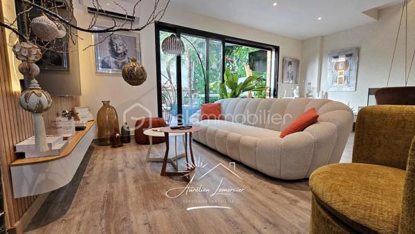 Située sur la commune d’Uchaud, cette maison de village d’environ 130 m², entièrement rénovée récemment avec goût, offre un cadre de vie chaleureux, moderne et atypique, où chaque espace a été pensé avec soin.

La maison se développe sur deux niveaux et propose une belle pièce de vie comprenant un salon confortable et une cuisine contemporaine entièrement aménagée, ouverte et conviviale. Les matériaux utilisés et la rénovation apportent une atmosphère élégante et cohérente, avec du parquet dans la majorité des pièces, renforçant le cachet du bien.

L’espace nuit se compose de trois chambres, idéales pour une famille ou pour accueillir bureau et chambre d’amis. La salle d’eau, entièrement rénovée, séduit par son style moderne et ses finitions soignées.

Le véritable atout de cette maison réside dans son patio intérieur d’environ 25 m², couvert par une verrière, créant un espace de vie unique, utilisable toute l’année. Véritable pièce supplémentaire, ce patio accueille un jacuzzi quatre places, offrant un espace détente intimiste, à l’abri des regards, entre intérieur et extérieur. Une coursive type balcon vient également compléter les espaces extérieurs.

Côté confort, la maison est équipée d’un chauffage individuel par climatisation réversible, présent dans toutes les pièces, d’un ballon d’eau chaude, de menuiseries en double vitrage et de volets roulants électriques. Aucun travaux n’est à prévoir.

Enfin, le bien dispose d’un garage ainsi que de deux places de stationnement extérieures, un réel avantage pour une maison de village.

Une maison rénovée avec caractère, aux prestations actuelles, offrant un cadre de vie rare sur le secteur.

Pour plus d’informations ou organiser une visite, je suis disponible 24h/24 et 7j/7.
Contactez-moi directement au O6 20 75 00 O7.
