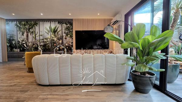 Située sur la commune d’Uchaud, cette maison de village d’environ 130 m², entièrement rénovée récemment avec goût, offre un cadre de vie chaleureux, moderne et atypique, où chaque espace a été pensé avec soin.

La maison se développe sur deux niveaux et propose une belle pièce de vie comprenant un salon confortable et une cuisine contemporaine entièrement aménagée, ouverte et conviviale. Les matériaux utilisés et la rénovation apportent une atmosphère élégante et cohérente, avec du parquet dans la majorité des pièces, renforçant le cachet du bien.

L’espace nuit se compose de trois chambres, idéales pour une famille ou pour accueillir bureau et chambre d’amis. La salle d’eau, entièrement rénovée, séduit par son style moderne et ses finitions soignées.

Le véritable atout de cette maison réside dans son patio intérieur d’environ 25 m², couvert par une verrière, créant un espace de vie unique, utilisable toute l’année. Véritable pièce supplémentaire, ce patio accueille un jacuzzi quatre places, offrant un espace détente intimiste, à l’abri des regards, entre intérieur et extérieur. Une coursive type balcon vient également compléter les espaces extérieurs.

Côté confort, la maison est équipée d’un chauffage individuel par climatisation réversible, présent dans toutes les pièces, d’un ballon d’eau chaude, de menuiseries en double vitrage et de volets roulants électriques. Aucun travaux n’est à prévoir.

Enfin, le bien dispose d’un garage ainsi que de deux places de stationnement extérieures, un réel avantage pour une maison de village.

Une maison rénovée avec caractère, aux prestations actuelles, offrant un cadre de vie rare sur le secteur.

Pour plus d’informations ou organiser une visite, je suis disponible 24h/24 et 7j/7.
Contactez-moi directement au O6 20 75 00 O7.