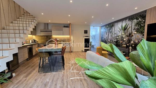 Située sur la commune d’Uchaud, cette maison de village d’environ 130 m², entièrement rénovée récemment avec goût, offre un cadre de vie chaleureux, moderne et atypique, où chaque espace a été pensé avec soin.

La maison se développe sur deux niveaux et propose une belle pièce de vie comprenant un salon confortable et une cuisine contemporaine entièrement aménagée, ouverte et conviviale. Les matériaux utilisés et la rénovation apportent une atmosphère élégante et cohérente, avec du parquet dans la majorité des pièces, renforçant le cachet du bien.

L’espace nuit se compose de trois chambres, idéales pour une famille ou pour accueillir bureau et chambre d’amis. La salle d’eau, entièrement rénovée, séduit par son style moderne et ses finitions soignées.

Le véritable atout de cette maison réside dans son patio intérieur d’environ 25 m², couvert par une verrière, créant un espace de vie unique, utilisable toute l’année. Véritable pièce supplémentaire, ce patio accueille un jacuzzi quatre places, offrant un espace détente intimiste, à l’abri des regards, entre intérieur et extérieur. Une coursive type balcon vient également compléter les espaces extérieurs.

Côté confort, la maison est équipée d’un chauffage individuel par climatisation réversible, présent dans toutes les pièces, d’un ballon d’eau chaude, de menuiseries en double vitrage et de volets roulants électriques. Aucun travaux n’est à prévoir.

Enfin, le bien dispose d’un garage ainsi que de deux places de stationnement extérieures, un réel avantage pour une maison de village.

Une maison rénovée avec caractère, aux prestations actuelles, offrant un cadre de vie rare sur le secteur.

Pour plus d’informations ou organiser une visite, je suis disponible 24h/24 et 7j/7.
Contactez-moi directement au O6 20 75 00 O7.