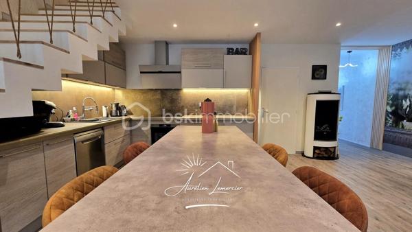 Située sur la commune d’Uchaud, cette maison de village d’environ 130 m², entièrement rénovée récemment avec goût, offre un cadre de vie chaleureux, moderne et atypique, où chaque espace a été pensé avec soin.

La maison se développe sur deux niveaux et propose une belle pièce de vie comprenant un salon confortable et une cuisine contemporaine entièrement aménagée, ouverte et conviviale. Les matériaux utilisés et la rénovation apportent une atmosphère élégante et cohérente, avec du parquet dans la majorité des pièces, renforçant le cachet du bien.

L’espace nuit se compose de trois chambres, idéales pour une famille ou pour accueillir bureau et chambre d’amis. La salle d’eau, entièrement rénovée, séduit par son style moderne et ses finitions soignées.

Le véritable atout de cette maison réside dans son patio intérieur d’environ 25 m², couvert par une verrière, créant un espace de vie unique, utilisable toute l’année. Véritable pièce supplémentaire, ce patio accueille un jacuzzi quatre places, offrant un espace détente intimiste, à l’abri des regards, entre intérieur et extérieur. Une coursive type balcon vient également compléter les espaces extérieurs.

Côté confort, la maison est équipée d’un chauffage individuel par climatisation réversible, présent dans toutes les pièces, d’un ballon d’eau chaude, de menuiseries en double vitrage et de volets roulants électriques. Aucun travaux n’est à prévoir.

Enfin, le bien dispose d’un garage ainsi que de deux places de stationnement extérieures, un réel avantage pour une maison de village.

Une maison rénovée avec caractère, aux prestations actuelles, offrant un cadre de vie rare sur le secteur.

Pour plus d’informations ou organiser une visite, je suis disponible 24h/24 et 7j/7.
Contactez-moi directement au O6 20 75 00 O7.