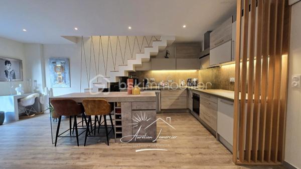 Située sur la commune d’Uchaud, cette maison de village d’environ 130 m², entièrement rénovée récemment avec goût, offre un cadre de vie chaleureux, moderne et atypique, où chaque espace a été pensé avec soin.

La maison se développe sur deux niveaux et propose une belle pièce de vie comprenant un salon confortable et une cuisine contemporaine entièrement aménagée, ouverte et conviviale. Les matériaux utilisés et la rénovation apportent une atmosphère élégante et cohérente, avec du parquet dans la majorité des pièces, renforçant le cachet du bien.

L’espace nuit se compose de trois chambres, idéales pour une famille ou pour accueillir bureau et chambre d’amis. La salle d’eau, entièrement rénovée, séduit par son style moderne et ses finitions soignées.

Le véritable atout de cette maison réside dans son patio intérieur d’environ 25 m², couvert par une verrière, créant un espace de vie unique, utilisable toute l’année. Véritable pièce supplémentaire, ce patio accueille un jacuzzi quatre places, offrant un espace détente intimiste, à l’abri des regards, entre intérieur et extérieur. Une coursive type balcon vient également compléter les espaces extérieurs.

Côté confort, la maison est équipée d’un chauffage individuel par climatisation réversible, présent dans toutes les pièces, d’un ballon d’eau chaude, de menuiseries en double vitrage et de volets roulants électriques. Aucun travaux n’est à prévoir.

Enfin, le bien dispose d’un garage ainsi que de deux places de stationnement extérieures, un réel avantage pour une maison de village.

Une maison rénovée avec caractère, aux prestations actuelles, offrant un cadre de vie rare sur le secteur.

Pour plus d’informations ou organiser une visite, je suis disponible 24h/24 et 7j/7.
Contactez-moi directement au O6 20 75 00 O7.