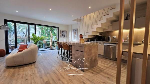 Située sur la commune d’Uchaud, cette maison de village d’environ 130 m², entièrement rénovée récemment avec goût, offre un cadre de vie chaleureux, moderne et atypique, où chaque espace a été pensé avec soin.

La maison se développe sur deux niveaux et propose une belle pièce de vie comprenant un salon confortable et une cuisine contemporaine entièrement aménagée, ouverte et conviviale. Les matériaux utilisés et la rénovation apportent une atmosphère élégante et cohérente, avec du parquet dans la majorité des pièces, renforçant le cachet du bien.

L’espace nuit se compose de trois chambres, idéales pour une famille ou pour accueillir bureau et chambre d’amis. La salle d’eau, entièrement rénovée, séduit par son style moderne et ses finitions soignées.

Le véritable atout de cette maison réside dans son patio intérieur d’environ 25 m², couvert par une verrière, créant un espace de vie unique, utilisable toute l’année. Véritable pièce supplémentaire, ce patio accueille un jacuzzi quatre places, offrant un espace détente intimiste, à l’abri des regards, entre intérieur et extérieur. Une coursive type balcon vient également compléter les espaces extérieurs.

Côté confort, la maison est équipée d’un chauffage individuel par climatisation réversible, présent dans toutes les pièces, d’un ballon d’eau chaude, de menuiseries en double vitrage et de volets roulants électriques. Aucun travaux n’est à prévoir.

Enfin, le bien dispose d’un garage ainsi que de deux places de stationnement extérieures, un réel avantage pour une maison de village.

Une maison rénovée avec caractère, aux prestations actuelles, offrant un cadre de vie rare sur le secteur.

Pour plus d’informations ou organiser une visite, je suis disponible 24h/24 et 7j/7.
Contactez-moi directement au O6 20 75 00 O7.