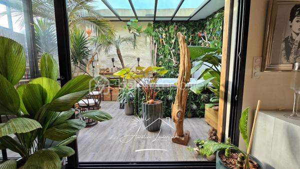 Située sur la commune d’Uchaud, cette maison de village d’environ 130 m², entièrement rénovée récemment avec goût, offre un cadre de vie chaleureux, moderne et atypique, où chaque espace a été pensé avec soin.

La maison se développe sur deux niveaux et propose une belle pièce de vie comprenant un salon confortable et une cuisine contemporaine entièrement aménagée, ouverte et conviviale. Les matériaux utilisés et la rénovation apportent une atmosphère élégante et cohérente, avec du parquet dans la majorité des pièces, renforçant le cachet du bien.

L’espace nuit se compose de trois chambres, idéales pour une famille ou pour accueillir bureau et chambre d’amis. La salle d’eau, entièrement rénovée, séduit par son style moderne et ses finitions soignées.

Le véritable atout de cette maison réside dans son patio intérieur d’environ 25 m², couvert par une verrière, créant un espace de vie unique, utilisable toute l’année. Véritable pièce supplémentaire, ce patio accueille un jacuzzi quatre places, offrant un espace détente intimiste, à l’abri des regards, entre intérieur et extérieur. Une coursive type balcon vient également compléter les espaces extérieurs.

Côté confort, la maison est équipée d’un chauffage individuel par climatisation réversible, présent dans toutes les pièces, d’un ballon d’eau chaude, de menuiseries en double vitrage et de volets roulants électriques. Aucun travaux n’est à prévoir.

Enfin, le bien dispose d’un garage ainsi que de deux places de stationnement extérieures, un réel avantage pour une maison de village.

Une maison rénovée avec caractère, aux prestations actuelles, offrant un cadre de vie rare sur le secteur.

Pour plus d’informations ou organiser une visite, je suis disponible 24h/24 et 7j/7.
Contactez-moi directement au O6 20 75 00 O7.