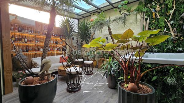 Située sur la commune d’Uchaud, cette maison de village d’environ 130 m², entièrement rénovée récemment avec goût, offre un cadre de vie chaleureux, moderne et atypique, où chaque espace a été pensé avec soin.

La maison se développe sur deux niveaux et propose une belle pièce de vie comprenant un salon confortable et une cuisine contemporaine entièrement aménagée, ouverte et conviviale. Les matériaux utilisés et la rénovation apportent une atmosphère élégante et cohérente, avec du parquet dans la majorité des pièces, renforçant le cachet du bien.

L’espace nuit se compose de trois chambres, idéales pour une famille ou pour accueillir bureau et chambre d’amis. La salle d’eau, entièrement rénovée, séduit par son style moderne et ses finitions soignées.

Le véritable atout de cette maison réside dans son patio intérieur d’environ 25 m², couvert par une verrière, créant un espace de vie unique, utilisable toute l’année. Véritable pièce supplémentaire, ce patio accueille un jacuzzi quatre places, offrant un espace détente intimiste, à l’abri des regards, entre intérieur et extérieur. Une coursive type balcon vient également compléter les espaces extérieurs.

Côté confort, la maison est équipée d’un chauffage individuel par climatisation réversible, présent dans toutes les pièces, d’un ballon d’eau chaude, de menuiseries en double vitrage et de volets roulants électriques. Aucun travaux n’est à prévoir.

Enfin, le bien dispose d’un garage ainsi que de deux places de stationnement extérieures, un réel avantage pour une maison de village.

Une maison rénovée avec caractère, aux prestations actuelles, offrant un cadre de vie rare sur le secteur.

Pour plus d’informations ou organiser une visite, je suis disponible 24h/24 et 7j/7.
Contactez-moi directement au O6 20 75 00 O7.