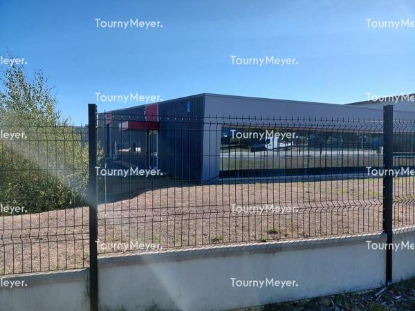 EYSINES- A LOUER LOCAL D'ACTIVITES DE 935 M² SUR TERRAIN PRIVATIF