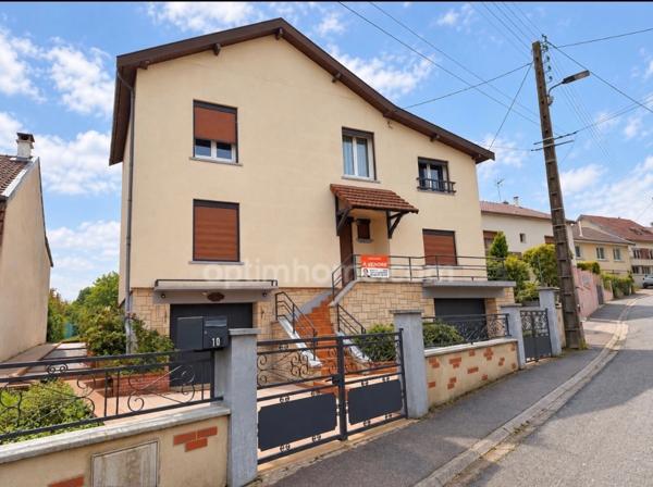 À Ancerville, découvrez cette maison familiale de 115 m² offrant 4 chambres, 2 garages et un terrain de 931 m². À seulement 5 minutes de Saint-Dizier, elle vous séduira par ses beaux volumes et ses no