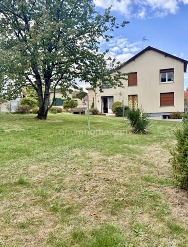 À Ancerville, découvrez cette maison familiale de 115 m² offrant 4 chambres, 2 garages et un terrain de 931 m². À seulement 5 minutes de Saint-Dizier, elle vous séduira par ses beaux volumes et ses no
