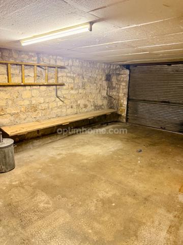 À Ancerville, découvrez cette maison familiale de 115 m² offrant 4 chambres, 2 garages et un terrain de 931 m². À seulement 5 minutes de Saint-Dizier, elle vous séduira par ses beaux volumes et ses no