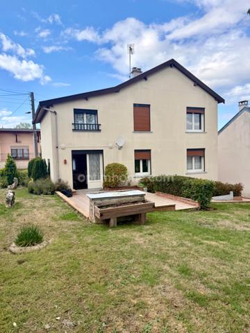 À Ancerville, découvrez cette maison familiale de 115 m² offrant 4 chambres, 2 garages et un terrain de 931 m². À seulement 5 minutes de Saint-Dizier, elle vous séduira par ses beaux volumes et ses no