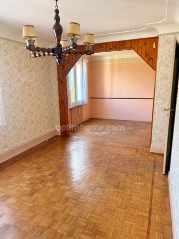 À Ancerville, découvrez cette maison familiale de 115 m² offrant 4 chambres, 2 garages et un terrain de 931 m². À seulement 5 minutes de Saint-Dizier, elle vous séduira par ses beaux volumes et ses no