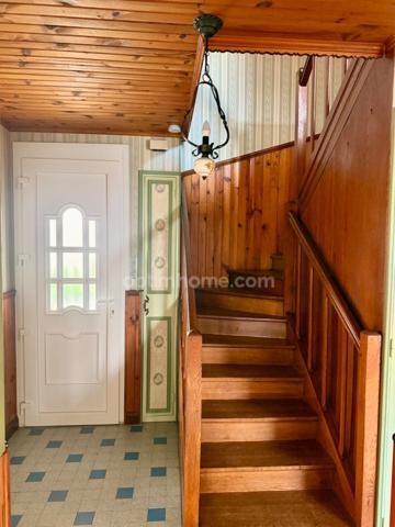 À Ancerville, découvrez cette maison familiale de 115 m² offrant 4 chambres, 2 garages et un terrain de 931 m². À seulement 5 minutes de Saint-Dizier, elle vous séduira par ses beaux volumes et ses no