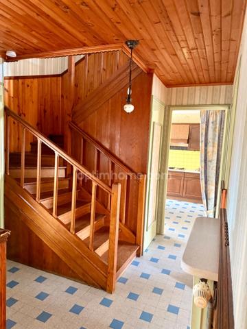 À Ancerville, découvrez cette maison familiale de 115 m² offrant 4 chambres, 2 garages et un terrain de 931 m². À seulement 5 minutes de Saint-Dizier, elle vous séduira par ses beaux volumes et ses no