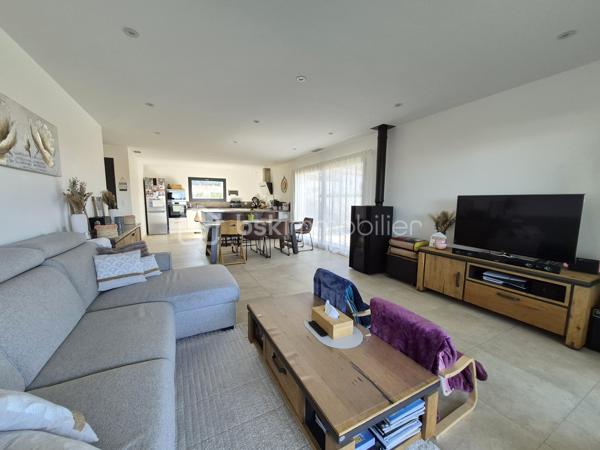 Située dans un quartier résidentiel agréable et calme, à proximité du cœur du village de Céret, venez découvrir cette villa contemporaine construite en 2018. Bénéficiant de 3 chambres, elle offre des prestations de qualité et un cadre de vie confortable.

Implantée sur l’avant de la parcelle, cette maison en 3 faces permet de profiter d’un jardin aux dimensions appréciables à l’arrière. Deux terrasses, dont une avec pergola, viennent compléter cet espace extérieur et offrent un cadre idéal pour en profiter en toute saison.

Alliant modernité, fonctionnalité et atmosphère chaleureuse, cette villa de 108 m², baignée de lumière et ouverte sur l’extérieur vous séduira dès l’entrée par sa pièce de vie spacieuse permettant une circulation fluide. La cuisine ouverte, quant à elle, est propice aux moments de convivialité. L’ensemble est sublimé par des équipements de qualité tels qu’un poêle à granulés, une climatisation gainable et de la domotique ; garantissant un confort moderne et économique. 

Le rez-de-chaussée accueille également une suite parentale avec salle d’eau, offrant un réel confort de vie au quotidien et une projection sur le long terme. 

L’accès à l’étage se fait par un escalier habillé d’un garde-corps réalisé par un artisan, apportant une touche d’élégance unique, et desservant deux chambres supplémentaires ainsi qu’une salle de bain spacieuse.

Enfin, une buanderie située dans le garage intègre un ballon thermodynamique qui vient compléter les prestations énergétiques de qualité de cette villa.
Ce type de bien, rare sur le secteur, mérite une visite sans tarder.


Si vous souhaitez vendre sereinement votre bien, n’hésitez pas à me contacter (Anaïs INGAUD-JAUBERT, BSK Immobilier : 06.30.43.59.99). Avis de valeur gratuit sous 48h.