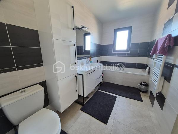 Située dans un quartier résidentiel agréable et calme, à proximité du cœur du village de Céret, venez découvrir cette villa contemporaine construite en 2018. Bénéficiant de 3 chambres, elle offre des prestations de qualité et un cadre de vie confortable.

Implantée sur l’avant de la parcelle, cette maison en 3 faces permet de profiter d’un jardin aux dimensions appréciables à l’arrière. Deux terrasses, dont une avec pergola, viennent compléter cet espace extérieur et offrent un cadre idéal pour en profiter en toute saison.

Alliant modernité, fonctionnalité et atmosphère chaleureuse, cette villa de 108 m², baignée de lumière et ouverte sur l’extérieur vous séduira dès l’entrée par sa pièce de vie spacieuse permettant une circulation fluide. La cuisine ouverte, quant à elle, est propice aux moments de convivialité. L’ensemble est sublimé par des équipements de qualité tels qu’un poêle à granulés, une climatisation gainable et de la domotique ; garantissant un confort moderne et économique. 

Le rez-de-chaussée accueille également une suite parentale avec salle d’eau, offrant un réel confort de vie au quotidien et une projection sur le long terme. 

L’accès à l’étage se fait par un escalier habillé d’un garde-corps réalisé par un artisan, apportant une touche d’élégance unique, et desservant deux chambres supplémentaires ainsi qu’une salle de bain spacieuse.

Enfin, une buanderie située dans le garage intègre un ballon thermodynamique qui vient compléter les prestations énergétiques de qualité de cette villa.
Ce type de bien, rare sur le secteur, mérite une visite sans tarder.


Si vous souhaitez vendre sereinement votre bien, n’hésitez pas à me contacter (Anaïs INGAUD-JAUBERT, BSK Immobilier : 06.30.43.59.99). Avis de valeur gratuit sous 48h.