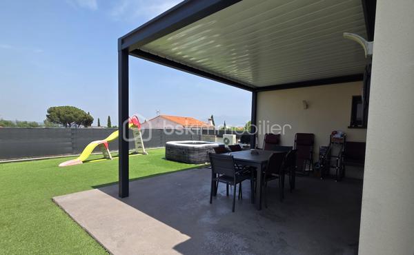 Située dans un quartier résidentiel agréable et calme, à proximité du cœur du village de Céret, venez découvrir cette villa contemporaine construite en 2018. Bénéficiant de 3 chambres, elle offre des prestations de qualité et un cadre de vie confortable.

Implantée sur l’avant de la parcelle, cette maison en 3 faces permet de profiter d’un jardin aux dimensions appréciables à l’arrière. Deux terrasses, dont une avec pergola, viennent compléter cet espace extérieur et offrent un cadre idéal pour en profiter en toute saison.

Alliant modernité, fonctionnalité et atmosphère chaleureuse, cette villa de 108 m², baignée de lumière et ouverte sur l’extérieur vous séduira dès l’entrée par sa pièce de vie spacieuse permettant une circulation fluide. La cuisine ouverte, quant à elle, est propice aux moments de convivialité. L’ensemble est sublimé par des équipements de qualité tels qu’un poêle à granulés, une climatisation gainable et de la domotique ; garantissant un confort moderne et économique. 

Le rez-de-chaussée accueille également une suite parentale avec salle d’eau, offrant un réel confort de vie au quotidien et une projection sur le long terme. 

L’accès à l’étage se fait par un escalier habillé d’un garde-corps réalisé par un artisan, apportant une touche d’élégance unique, et desservant deux chambres supplémentaires ainsi qu’une salle de bain spacieuse.

Enfin, une buanderie située dans le garage intègre un ballon thermodynamique qui vient compléter les prestations énergétiques de qualité de cette villa.
Ce type de bien, rare sur le secteur, mérite une visite sans tarder.


Si vous souhaitez vendre sereinement votre bien, n’hésitez pas à me contacter (Anaïs INGAUD-JAUBERT, BSK Immobilier : 06.30.43.59.99). Avis de valeur gratuit sous 48h.